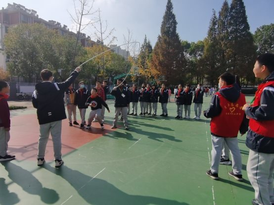 一群人在公园里&#xA;&#xA;描述已自动生成