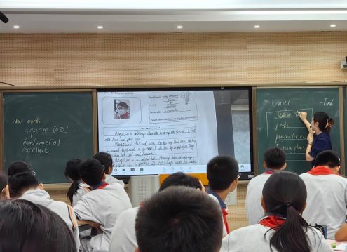 一群人在台上演讲&#xA;&#xA;中度可信度描述已自动生成