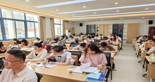 会议室里的人们&#xA;&#xA;描述已自动生成