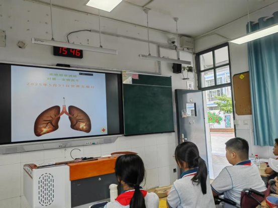 师生健康中国健康 南京市竹山中学红十字会开展无烟日活动2