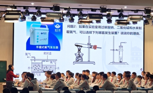 一群人站在台上&#xA;&#xA;AI 生成的内容可能不正确。