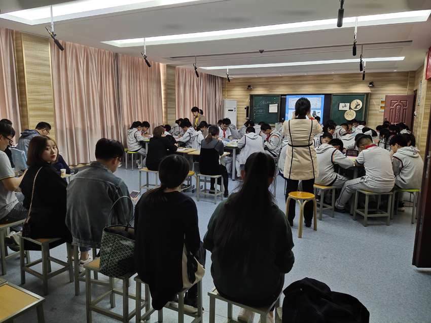 2、大家在听曹丽丽老师上课.jpg
