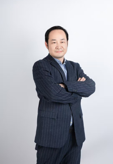 王亮照片.png