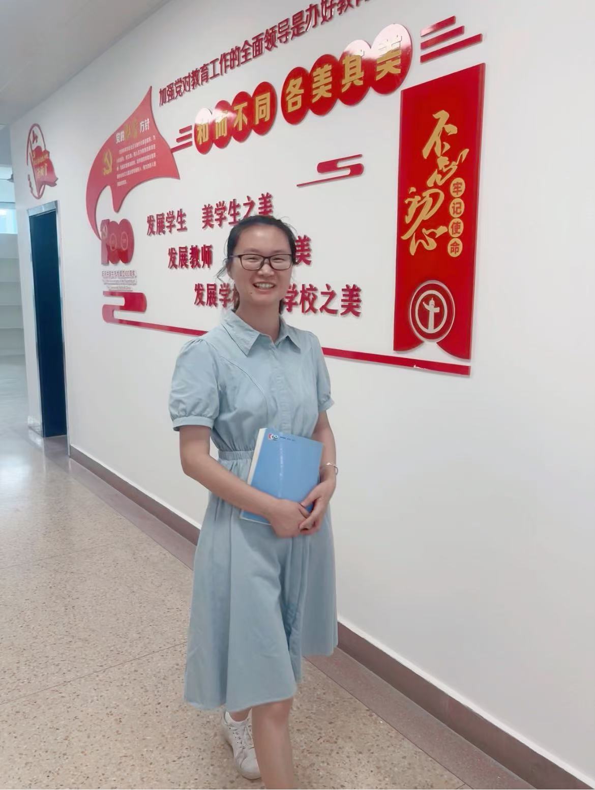 谢梅月照片.jpg
