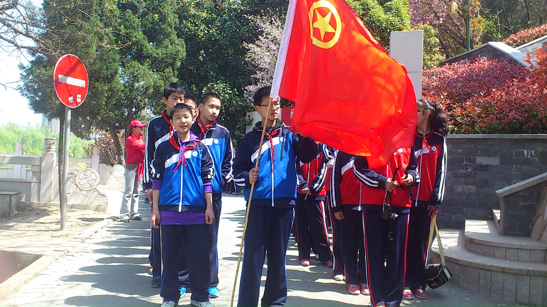 初一预备团员祭扫邓仲铭烈士墓